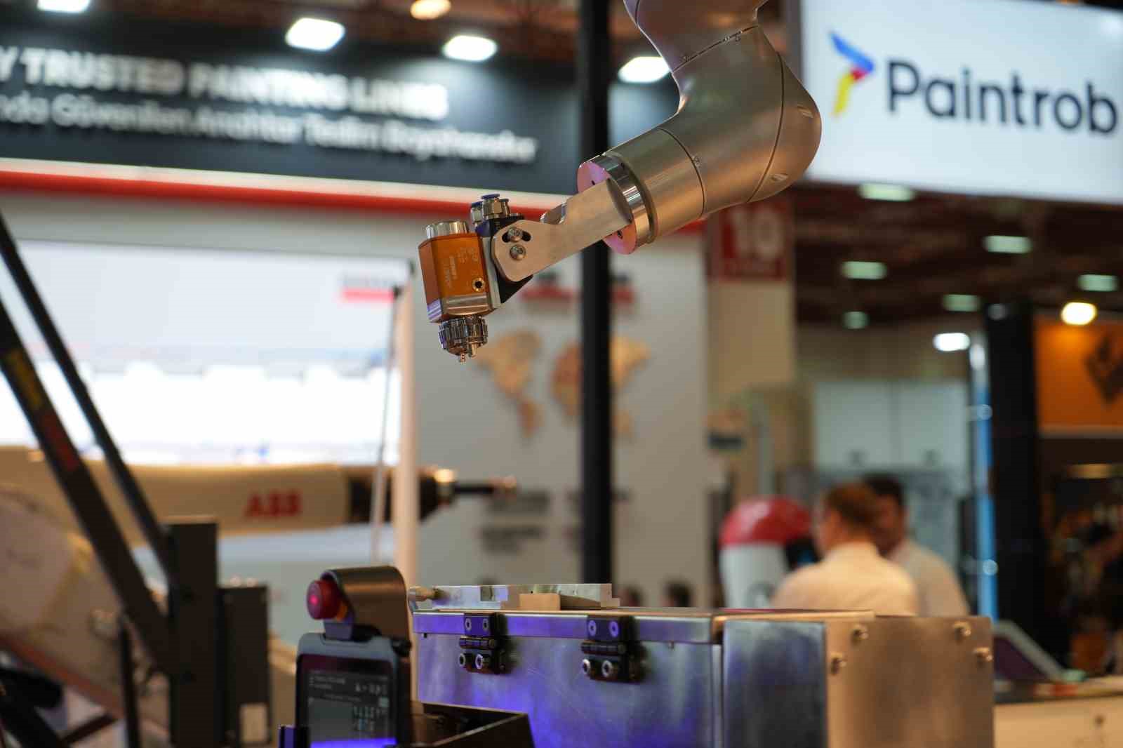 İnsanı algılayan robotik kollar endüstriyel boyama yapıyor
