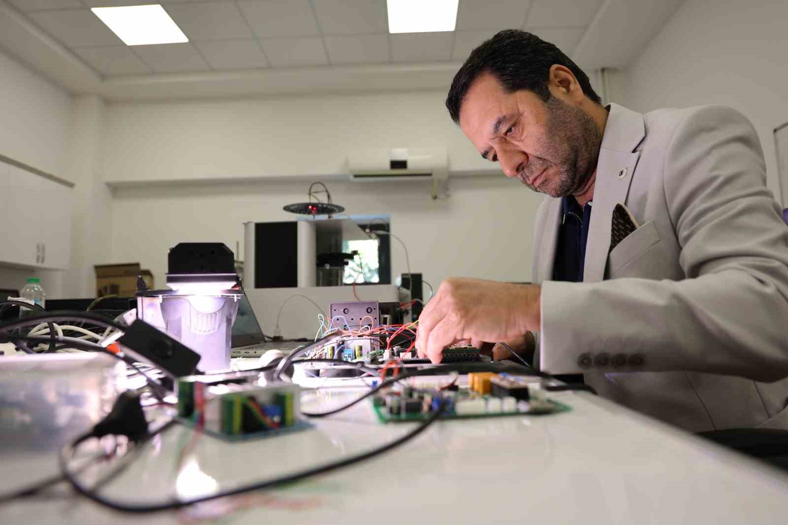 Türk profesörden milli yenilik: Işığı dalga boylarına ayıran cihaz dünya pazarında
