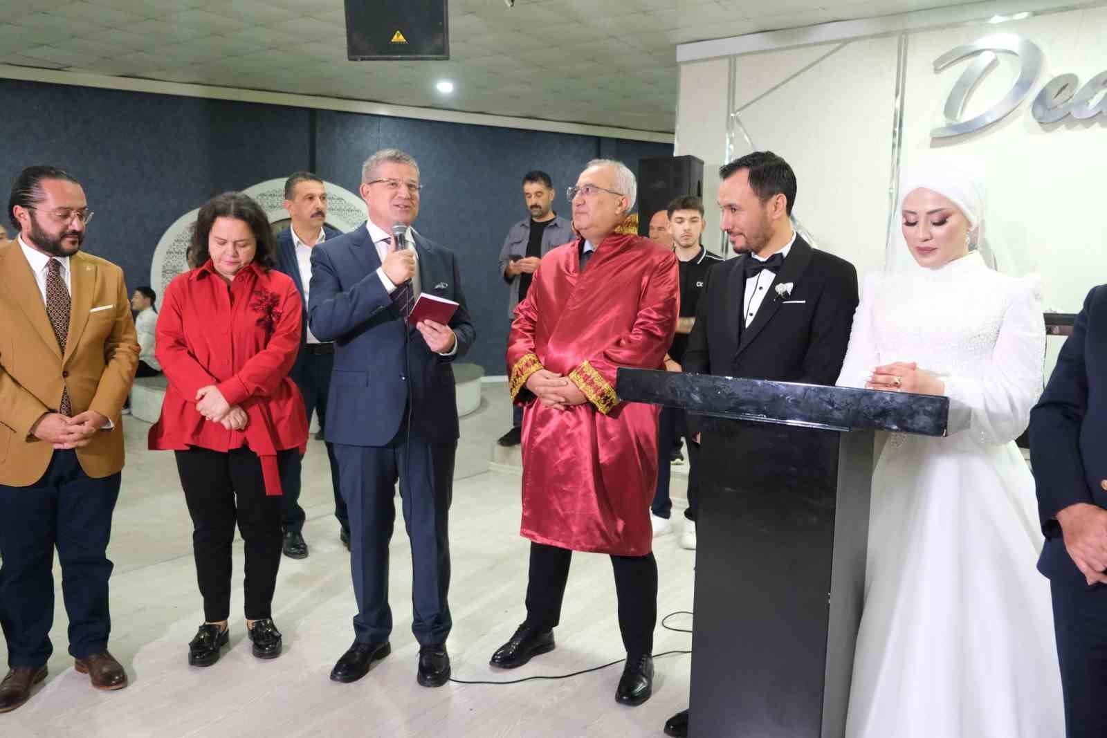 Başkan Arslan genç çiftin nikahını kıydı
