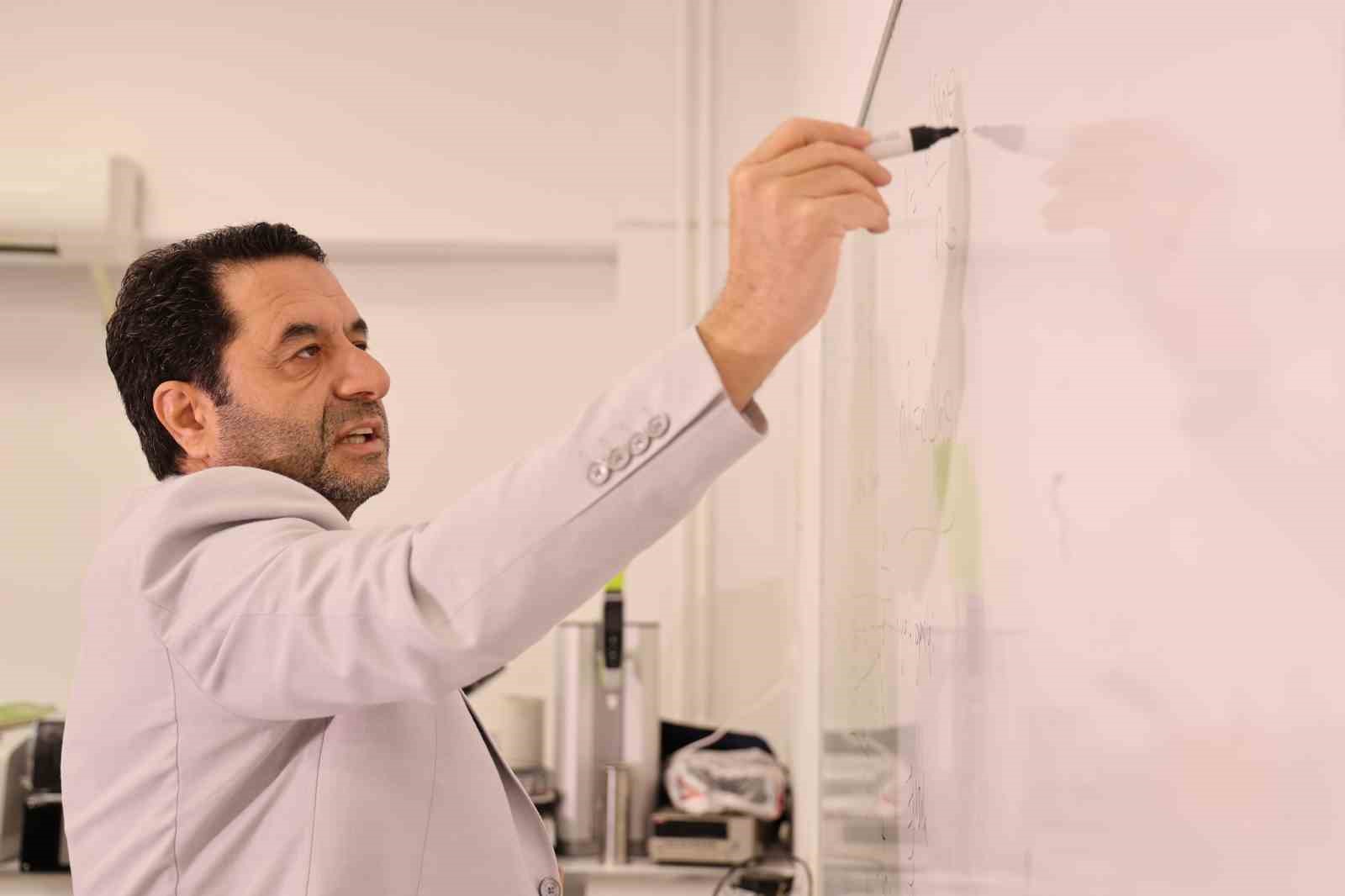 Prof. Dr. Fahrettin Yakupanoğlu; "Bilim makalede kalmamalı, ürüne dönüşmeli"
