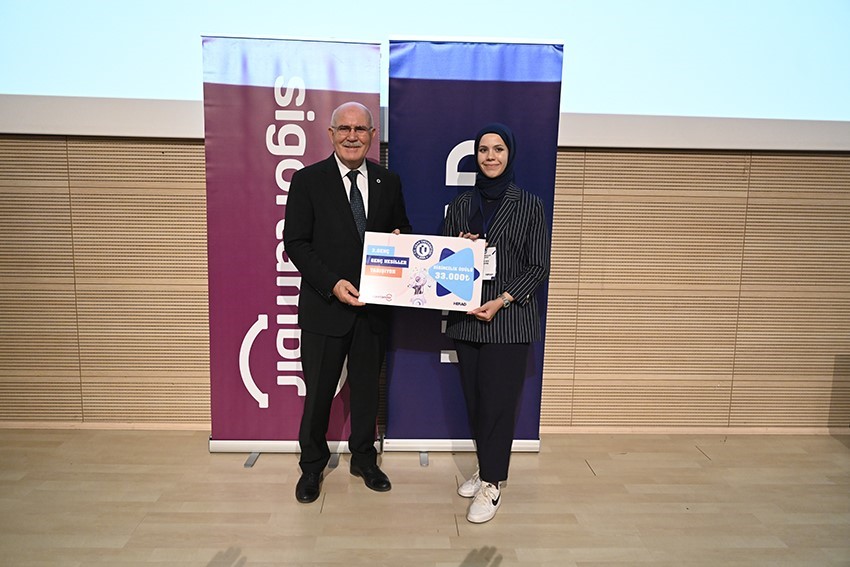 Uşak Üniversitesi yenilikçi fikirlerle geleceğe yön veren gençleri ödüllendirdi
