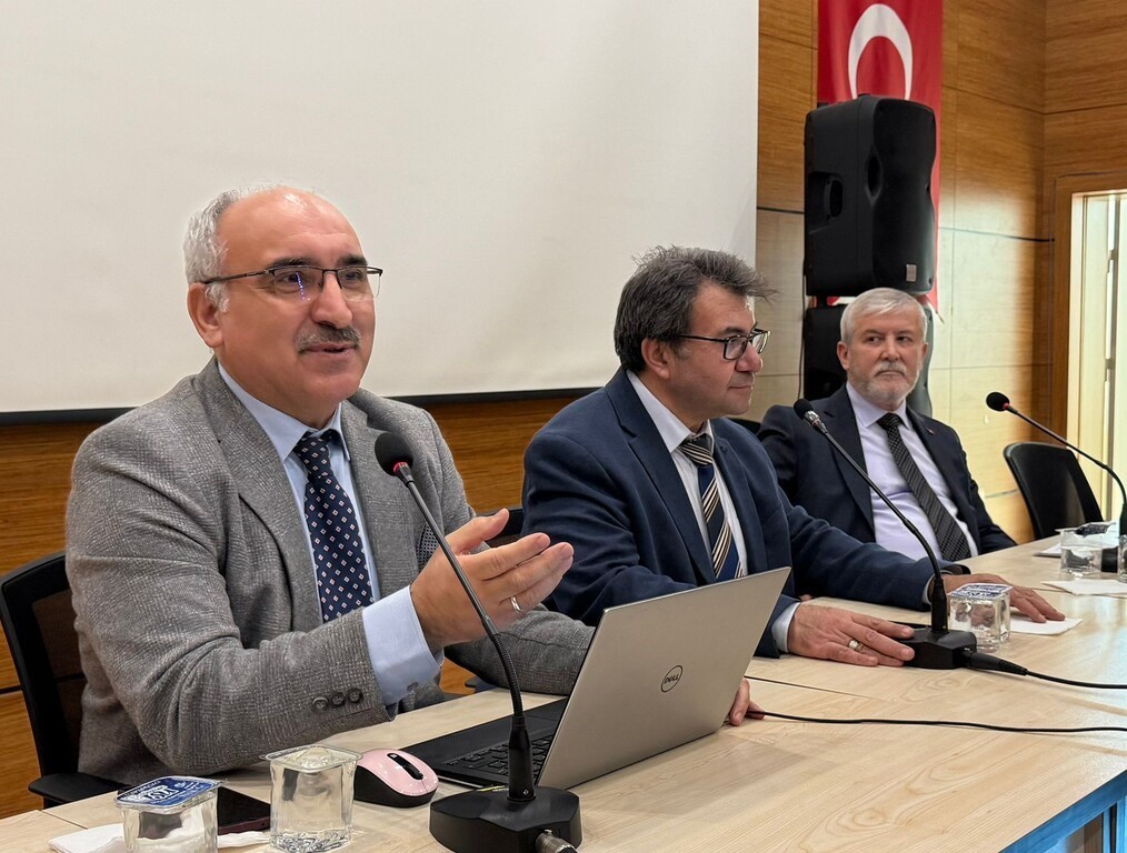 Kütahya’da "Papa’nın Türkiye Ziyareti ve Düşündürdükleri" konulu panel düzenlendi
