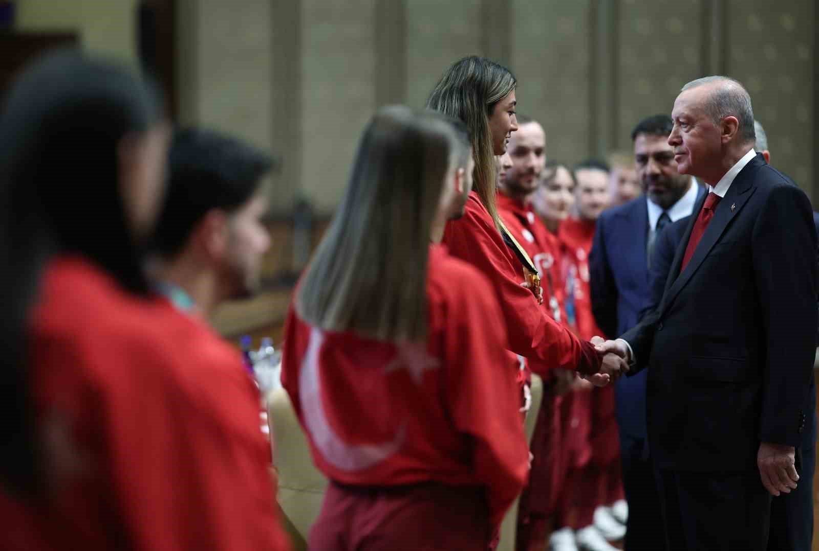 Cumhurbaşkanı Erdoğan: "Sporda da Türkiye Yüzyılı hedeflerimize ulaşmak için büyük bir çaba harcıyoruz"
