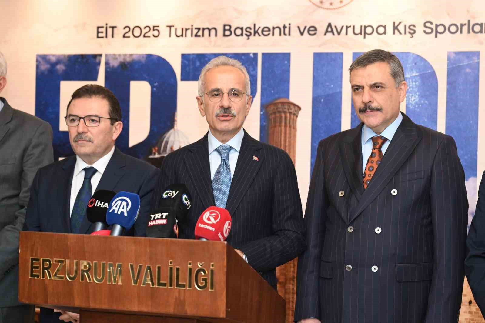 Ulaştırma ve Altyapı Bakanı Uraloğlu: "Erzincan-Erzurum-Kars tren hattı etüt proje çalışmaları devam ediyor"
