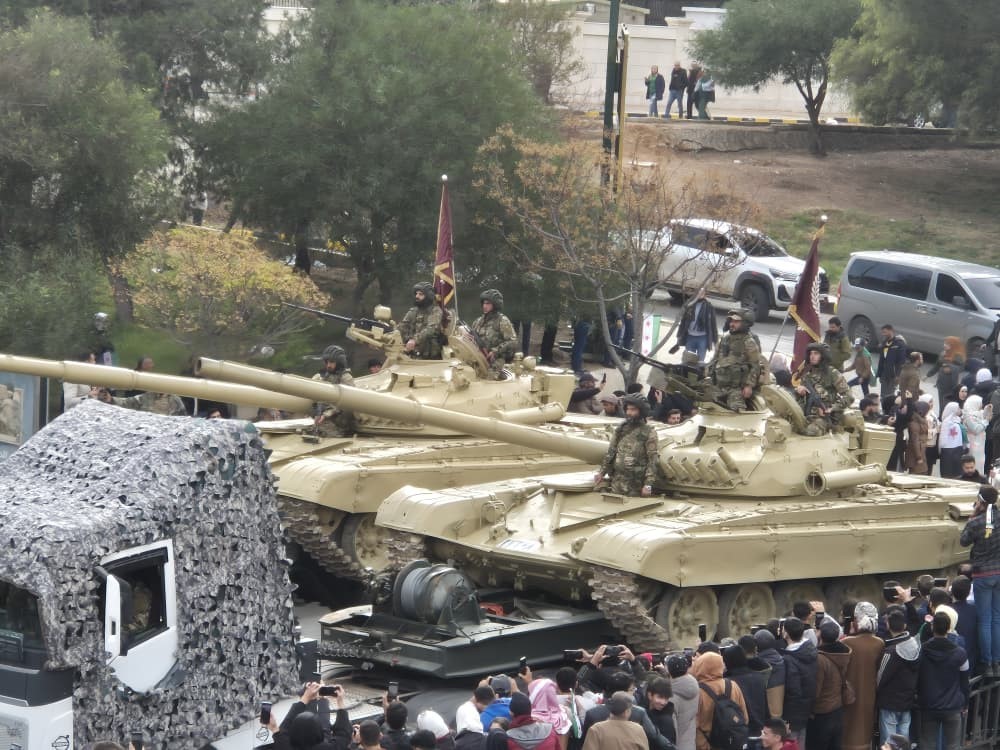 Suriye’de Esad’ın devrilmesinin yıl dönümünde yeni ordudan askeri geçit töreni
