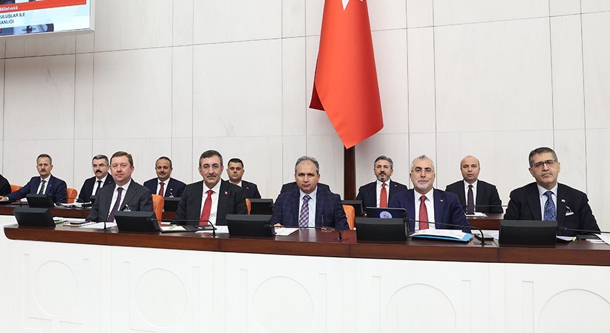 Bakan Işıkhan: "Asgari ücret miktarının çalışanlarımızın gelirlerini enflasyona ezdirmeyecek şekilde belirlenmesi için çalışmalarımızı sürdüreceğiz"
