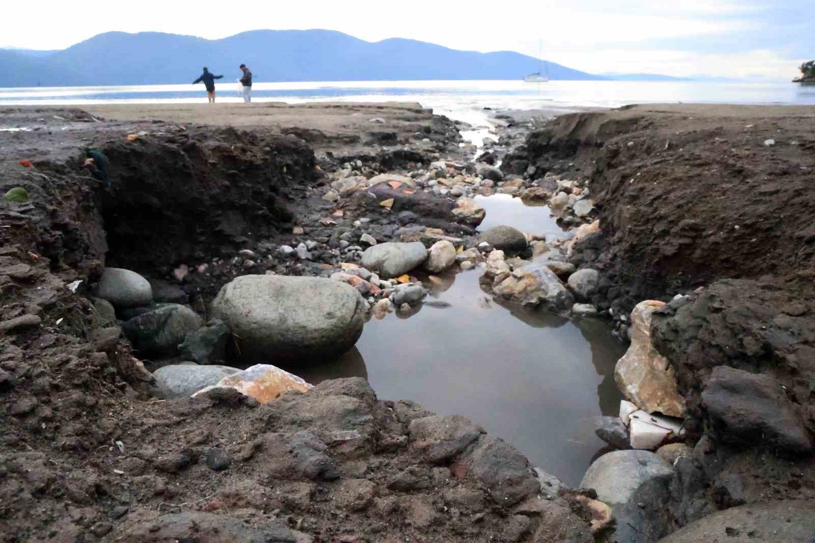 Yılın en kısa gününde deniz suyu çekildi, sağanak yağmur sahili tahrip etti

