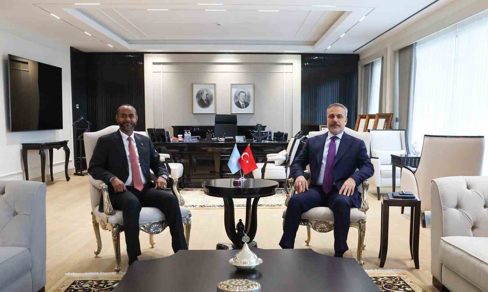 Bakan Fidan, Somali Limanlar ve Deniz Ulaştırma Bakanı Nur ile bir araya geldi
