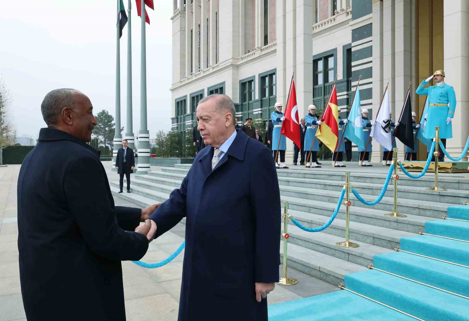 Cumhurbaşkanı Erdoğan, Sudan Egemenlik Konseyi Başkanı  el Burhan’ı resmi törenle karşıladı
