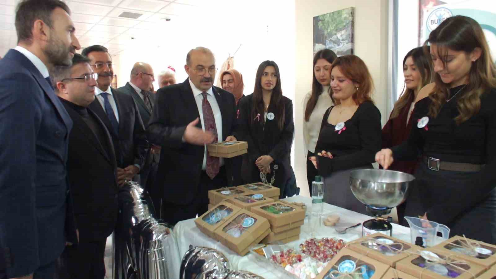 Üniversiteliler 30 projenin tanıtımını yaptı
