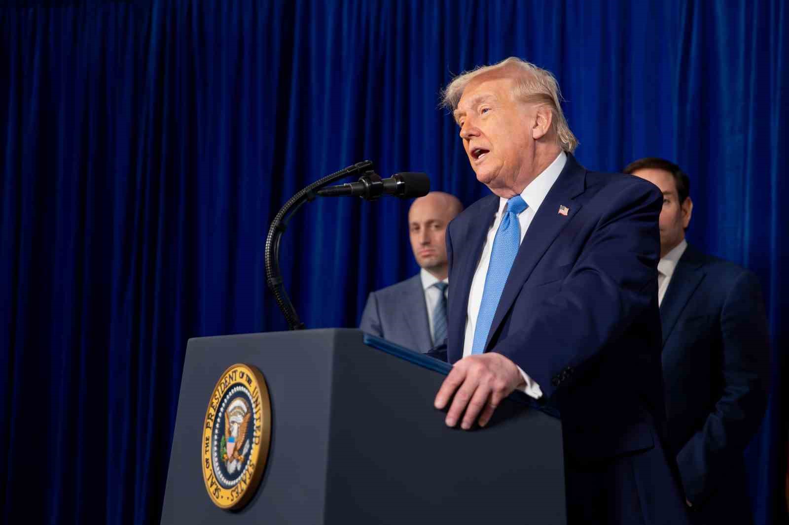 Trump: "Venezuela yönetiminde uygun bir geçiş sağlanana kadar orada kalacağız"
