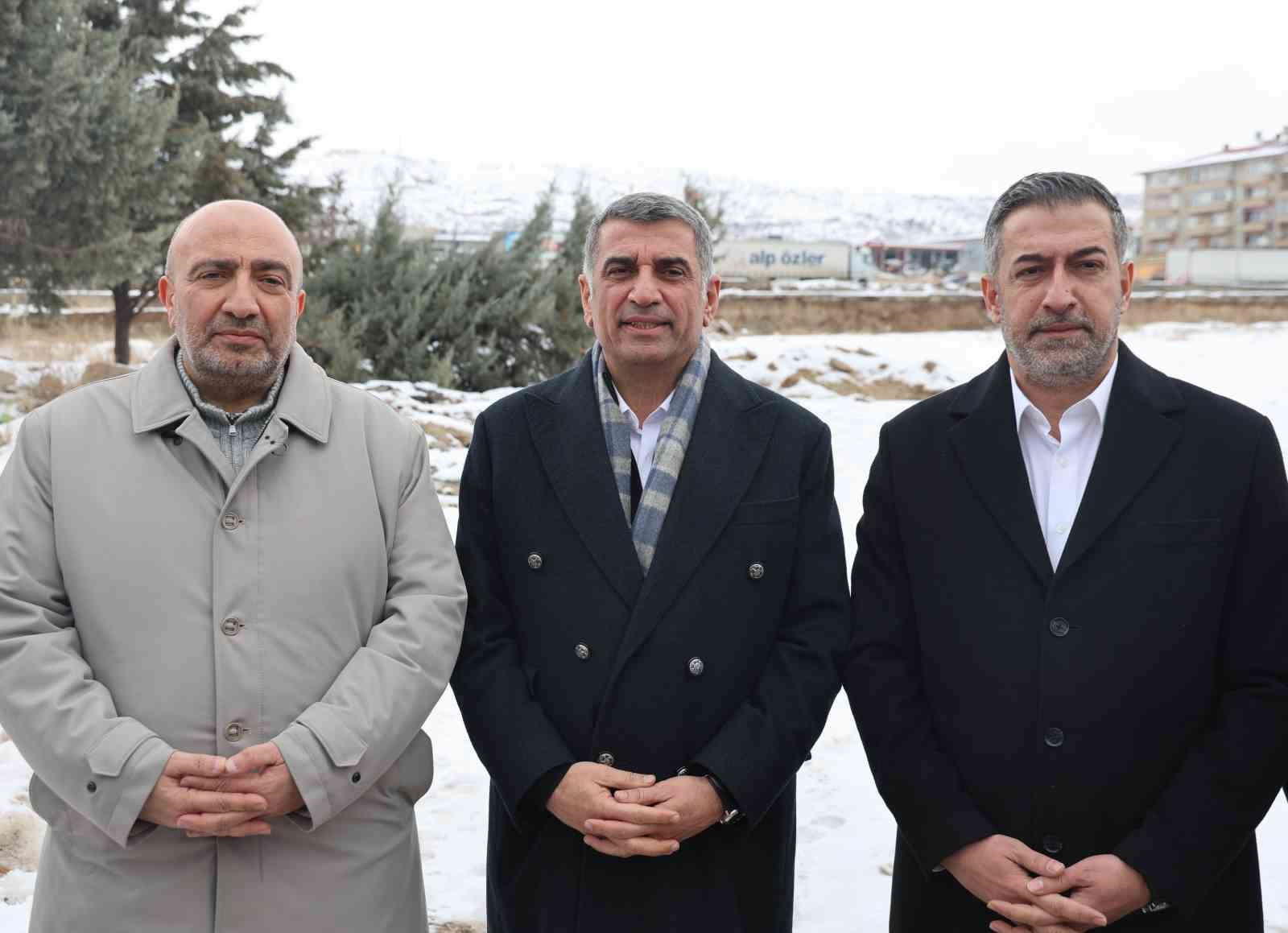 Elazığ’da siyasiler, yeni hastane için tek yumruk oldu
