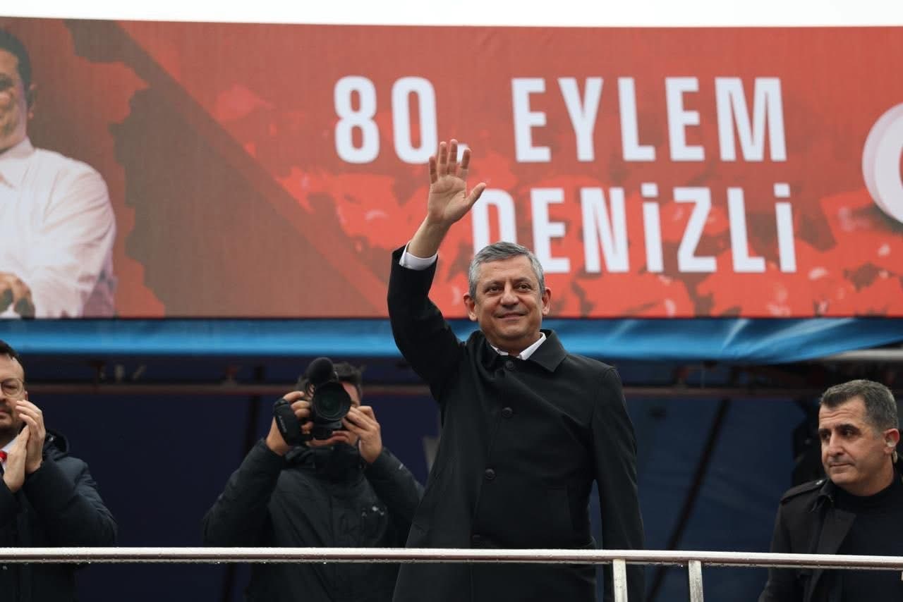 CHP Genel Başkanı Özel: "Seçim sath-ı mailindeyiz, kapı kapı gezmeye var mısınız?"
