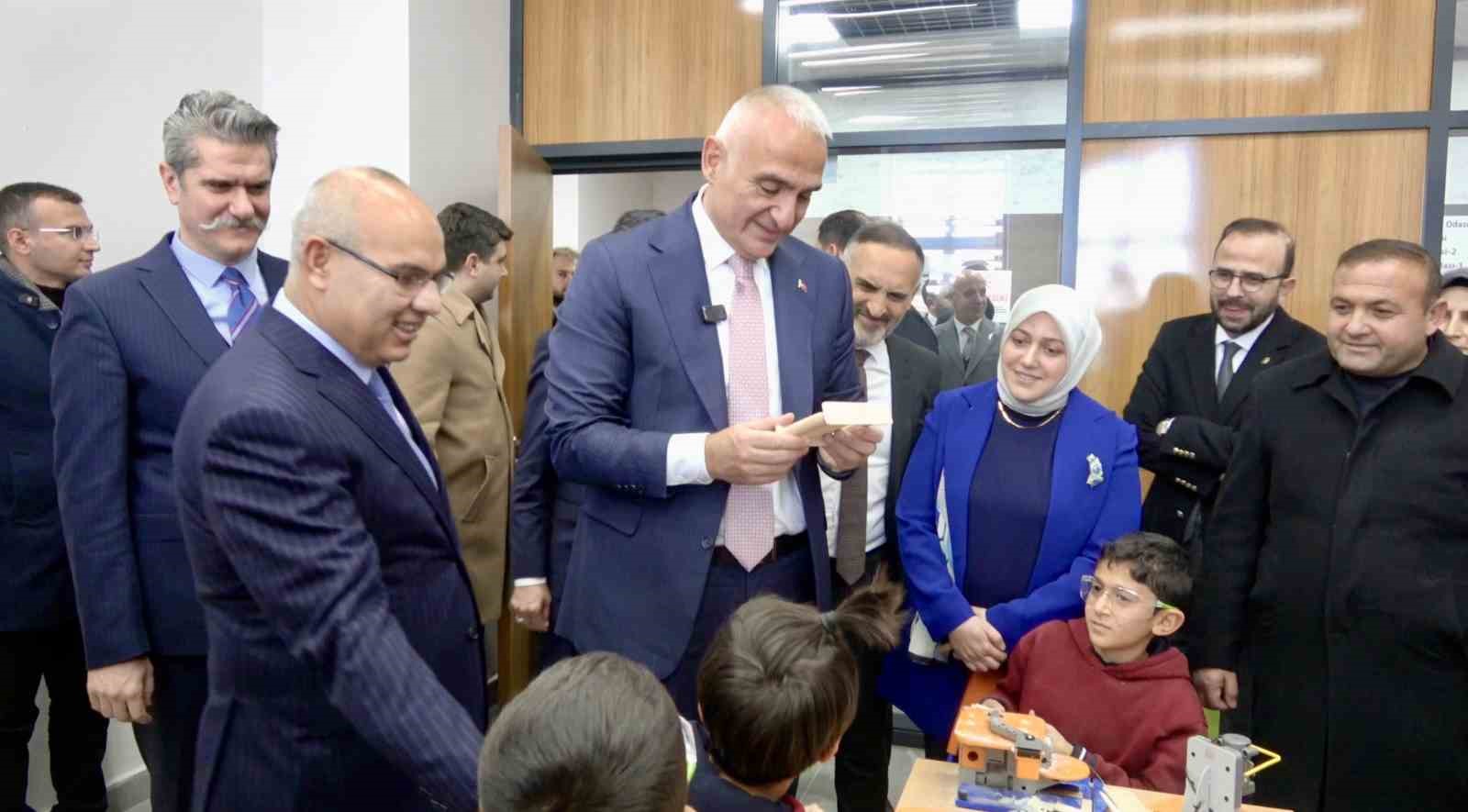 Bakan Ersoy: "Kütüphanelerimiz gençlerimizi geleceğe hazırlıyor"
