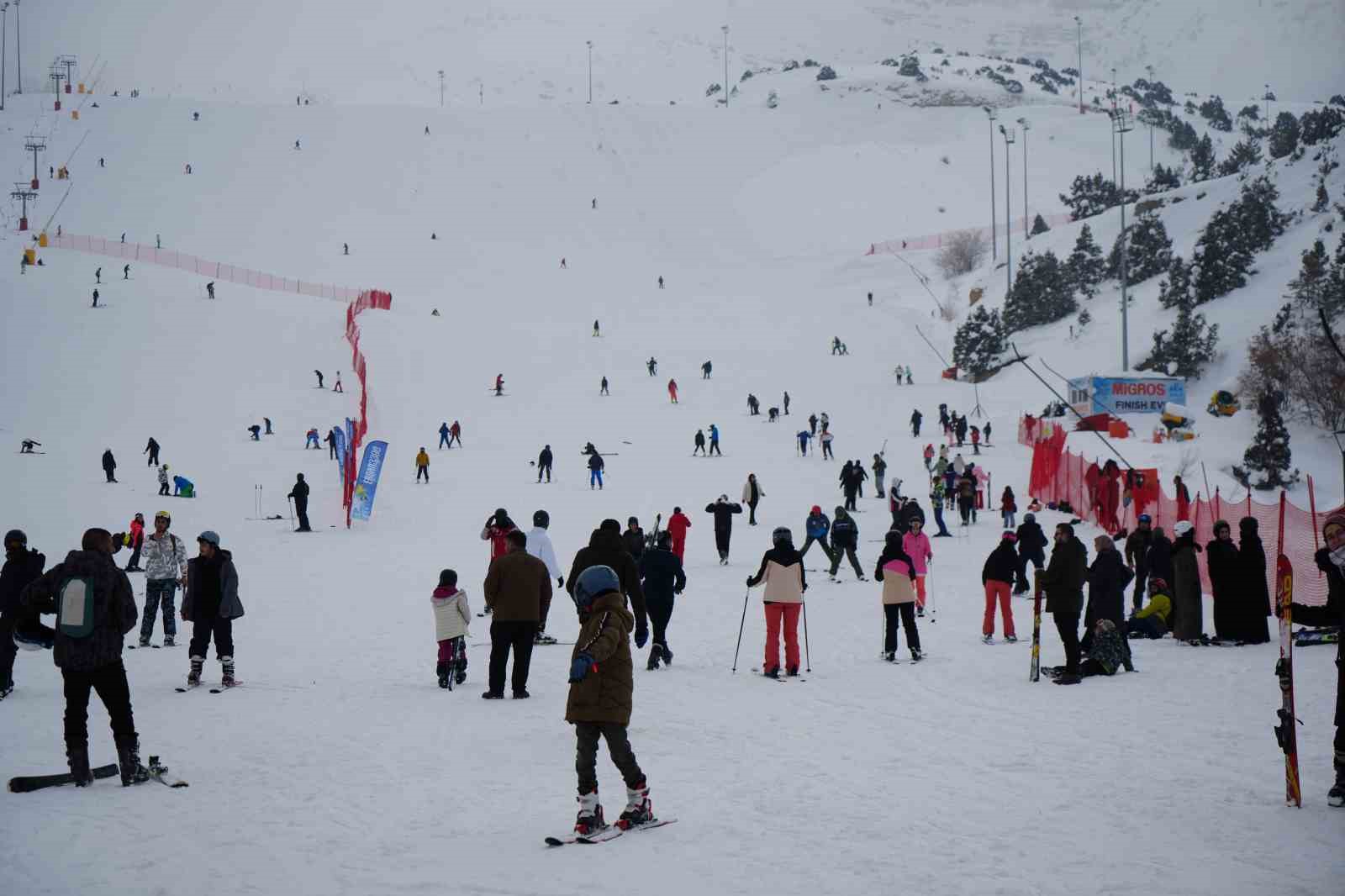 Rap müziğin yıldızı Çakal Ergan Kayak Merkezi’nde
