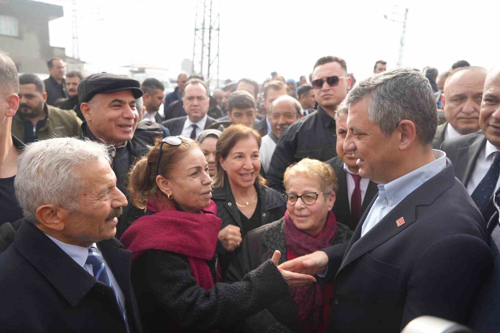 Özgür Özel Nurdağı’nda depremzedelerle bir araya geldi
