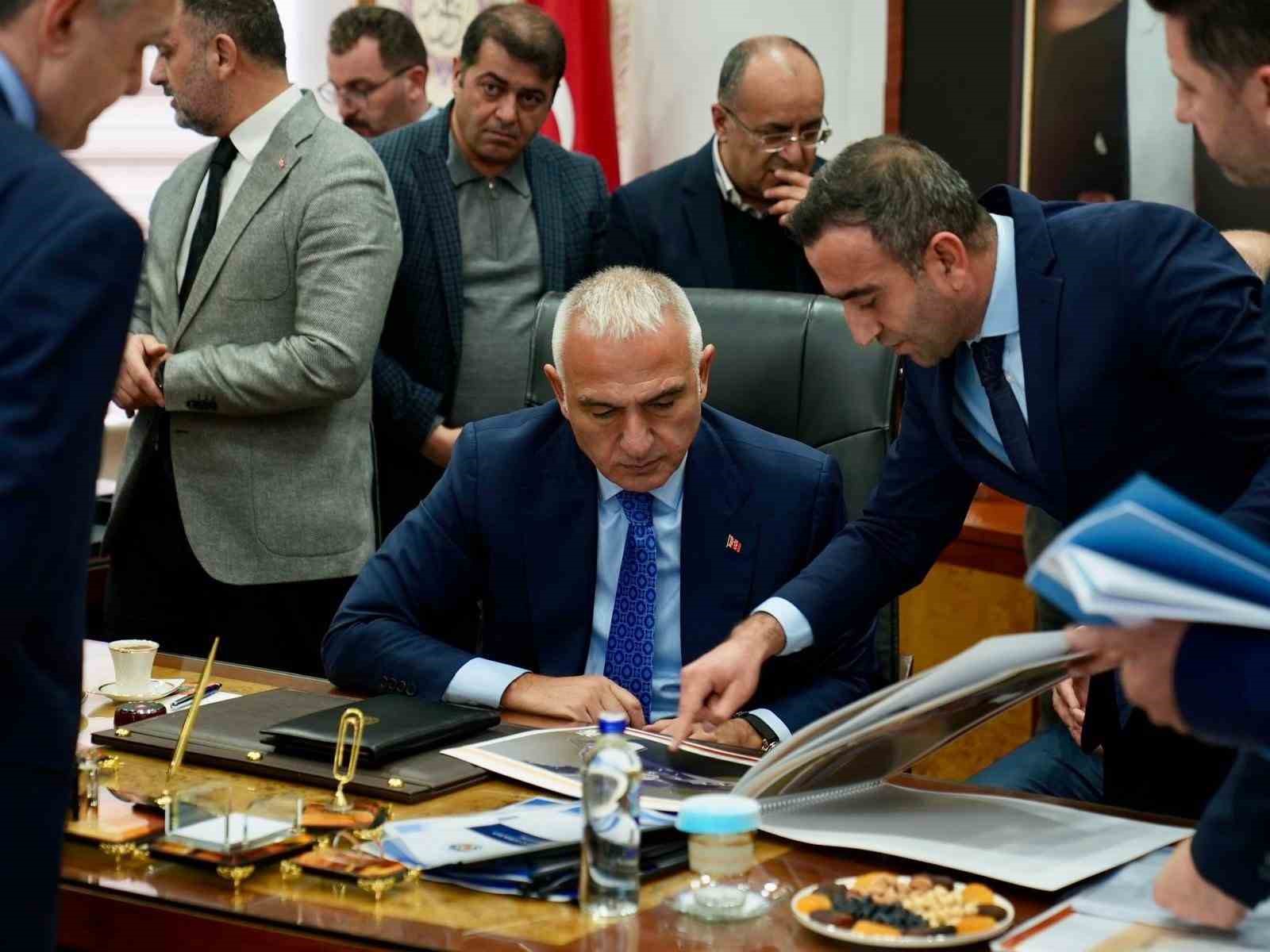 Akçadağ’ın turizm projeleri Bakan Ersoy’a sunuldu
