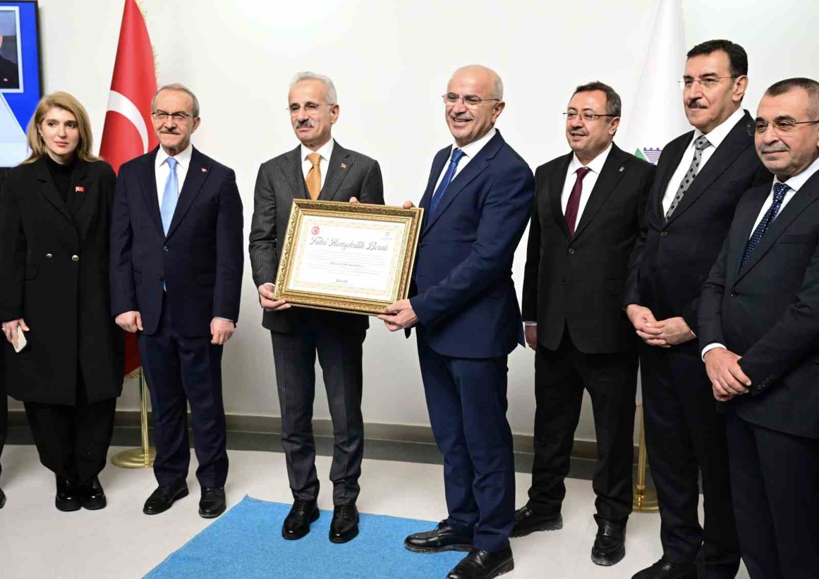 Başkan Er’den Bakan Uraloğlu’na "Fahri Hemşehrilik Beratı"
