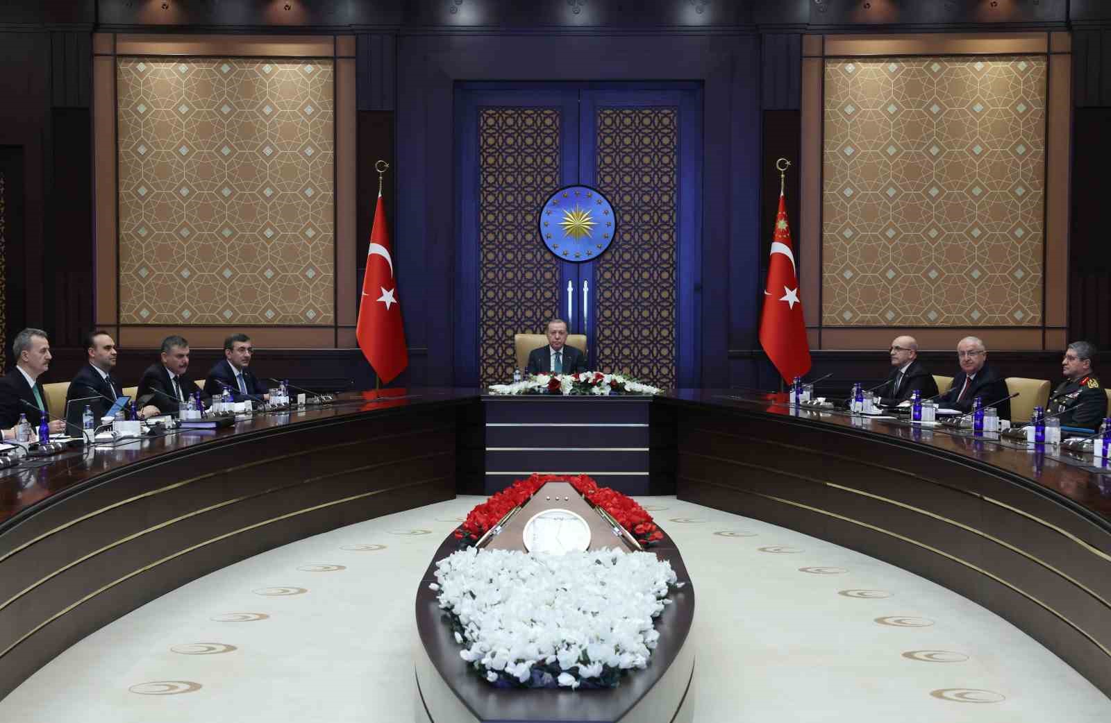 Cumhurbaşkanı Erdoğan başkanlığındaki Savunma Sanayii İcra Komitesi Toplantısı başladı.
