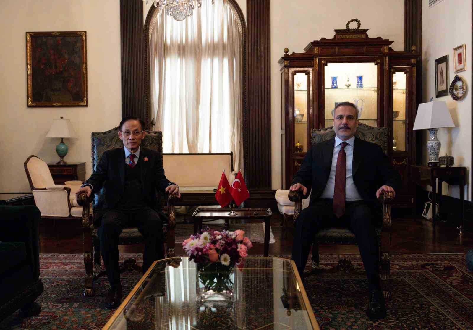 Dışişleri Bakanı Fidan, Vietnamlı mevkidaşı Le Hoai Trung ile bir araya geldi
