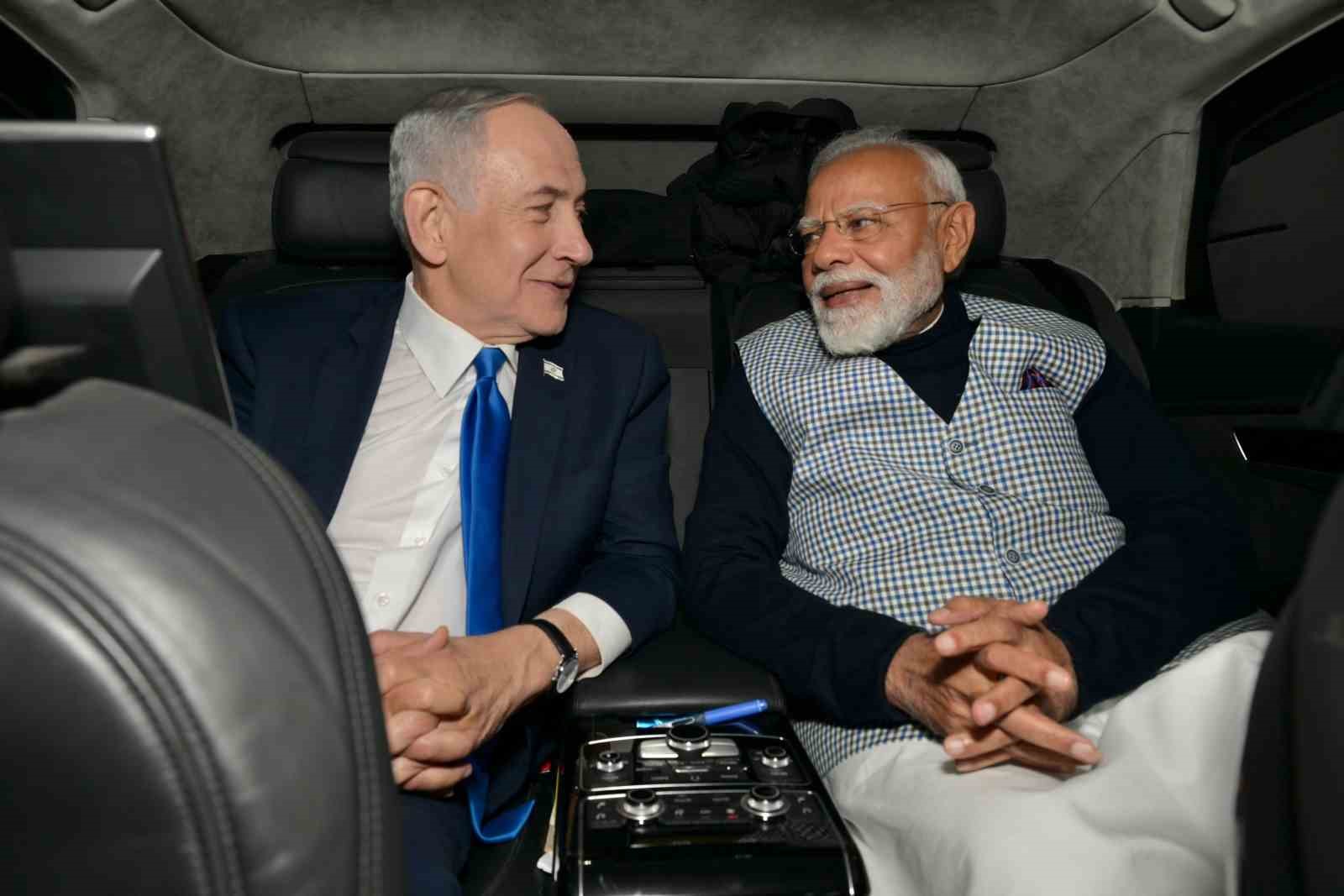 Netanyahu, Hindistan Başbakanı Modi’yi Hint kıyafeti giyerek karşıladı
