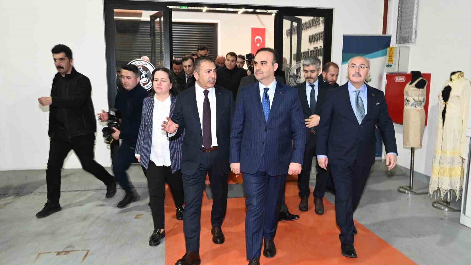 Bakan Kacır, DTO’nun Teknik Tekstil Merkezini inceledi