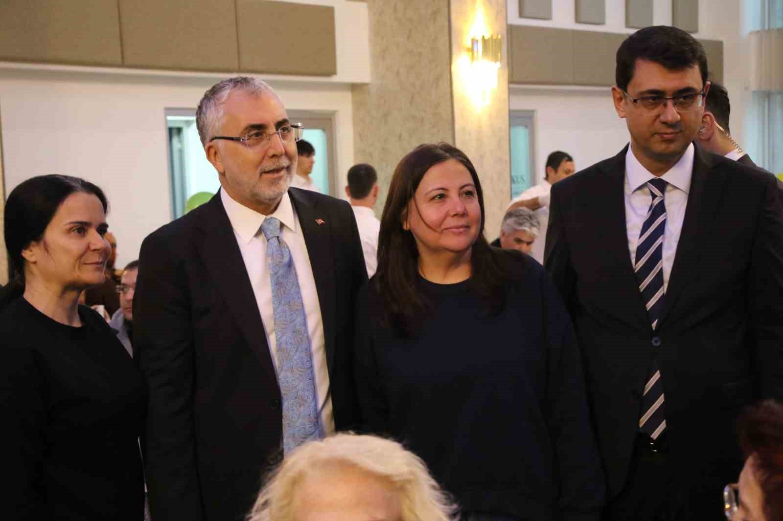 Bakan Işıkhan: "Türkiye olarak, sulhun ve sağ duyunun hakim olduğu bir diplomasi ortamının tesisi için çalışmaya devam edeceğiz"
