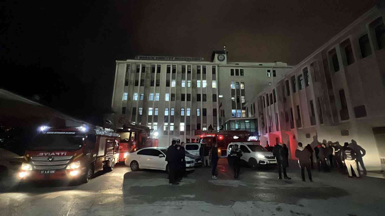 Mersin’de emniyetin ek binasında çıkan yangın büyümeden söndürüldü
