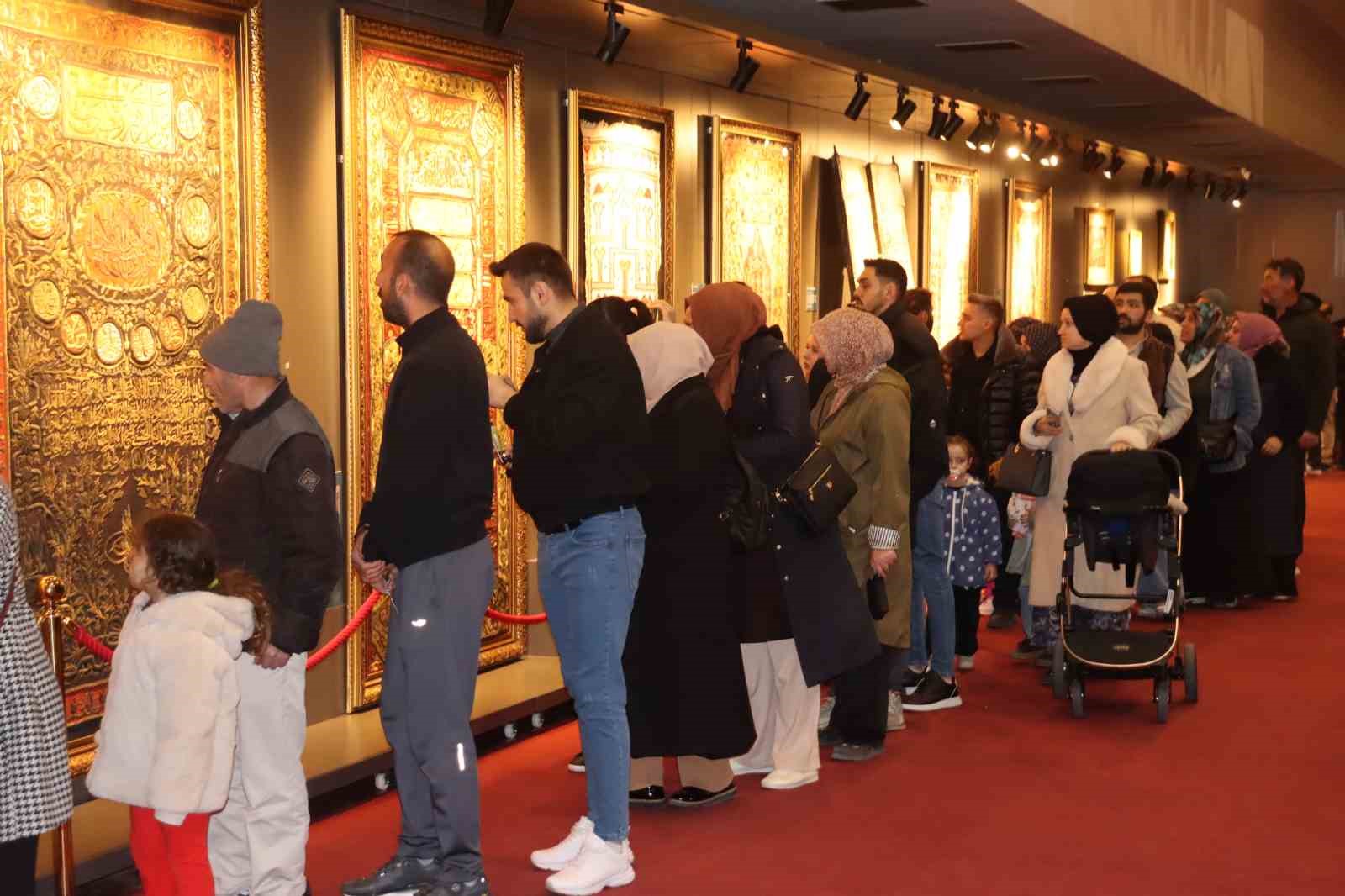 Kayserililer iftarın ardından ‘Kutsal Emanetler’e koştu
