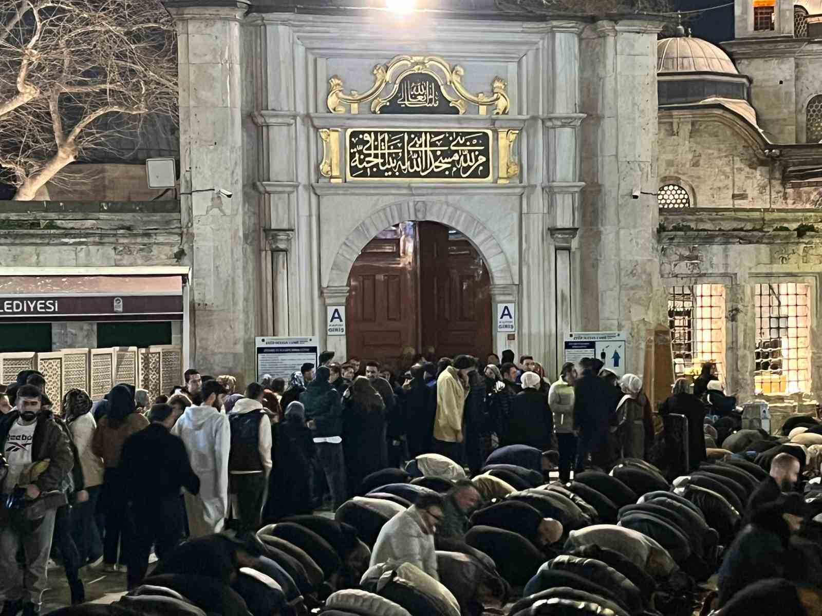 İstanbul’da vatandaşlar Kadir Gecesi’nde Eyüpsultan Camii’ne akın etti
