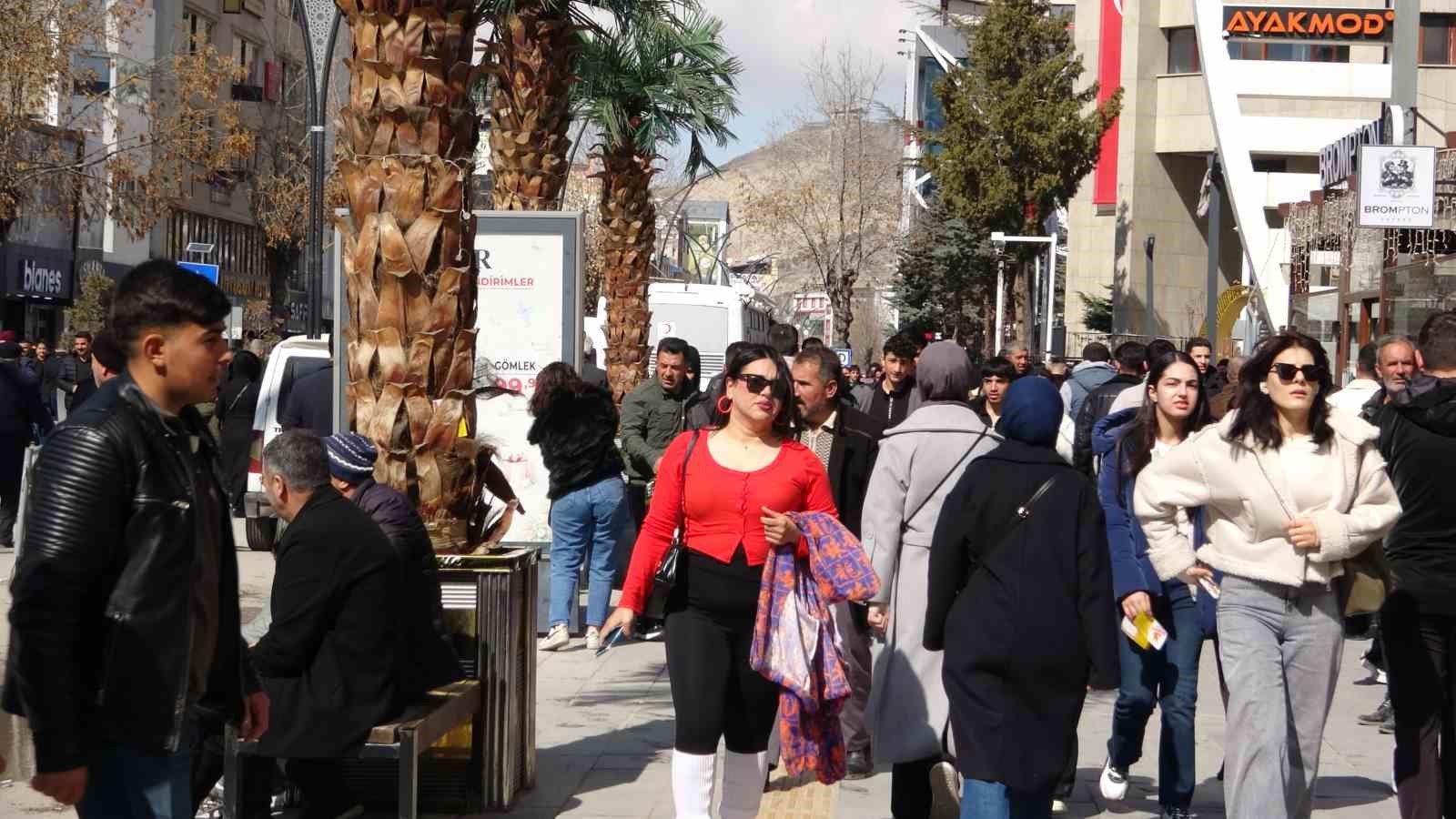 Van’da bayram telaşı: Caddeler doldu taştı
