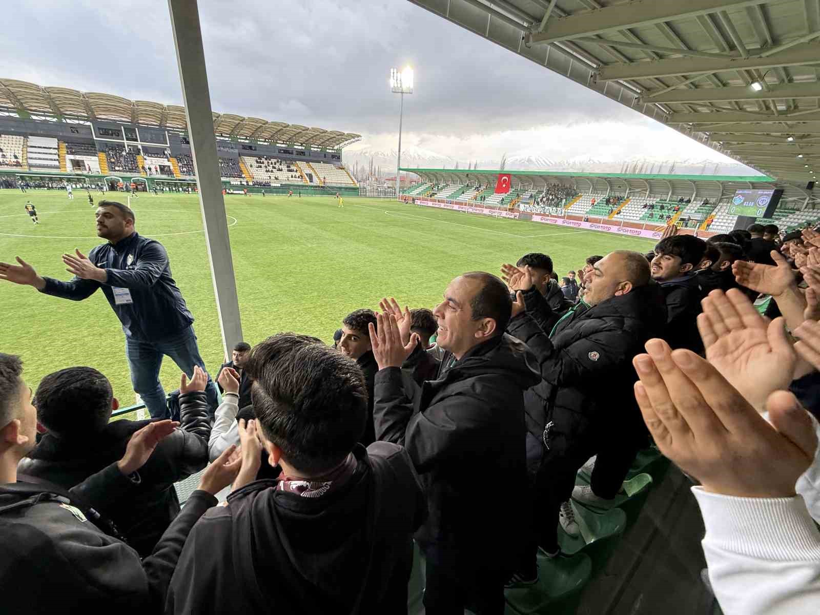 Vali Taşolar tribünde taraftarlarla omuz omuza tezahürat yaptı
