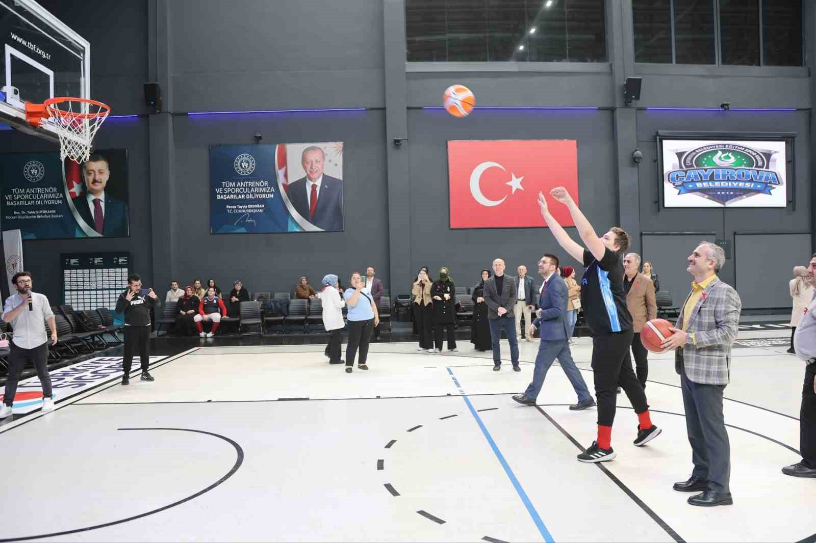 Özel bireyler ve basketbolcular potada buluştu
