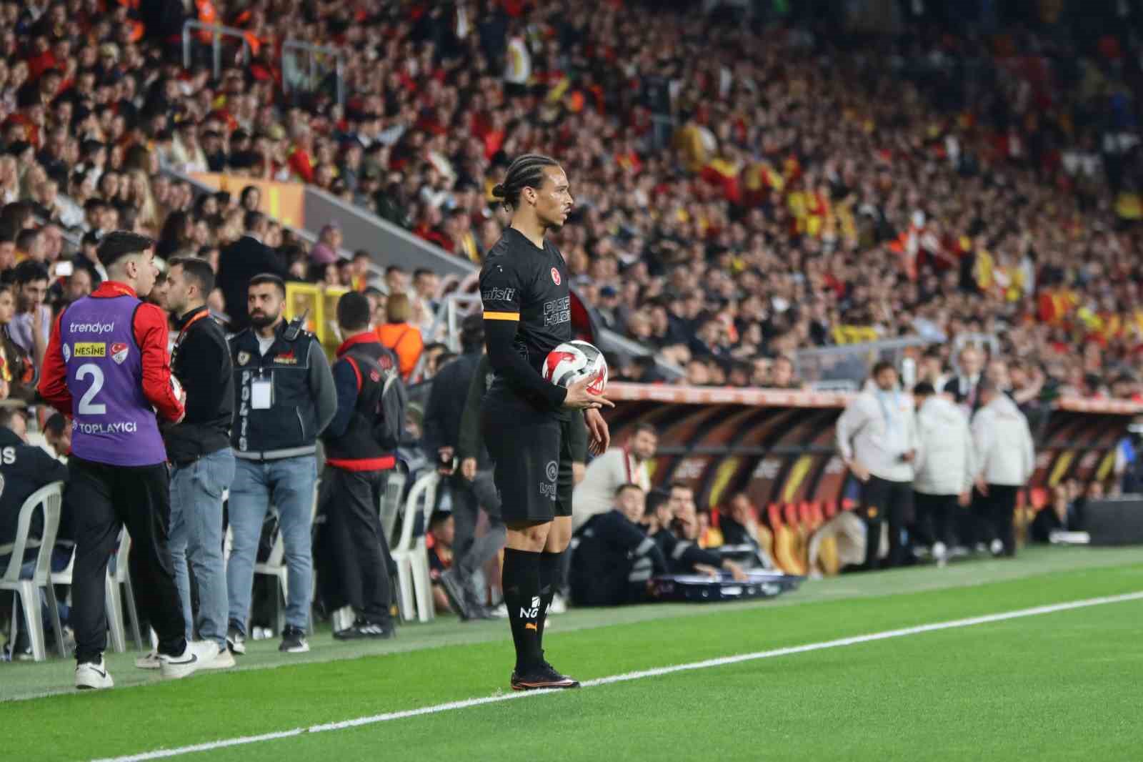 Trendyol Süper Lig: Göztepe: 0 - Galatasaray: 2 (İlk yarı)
