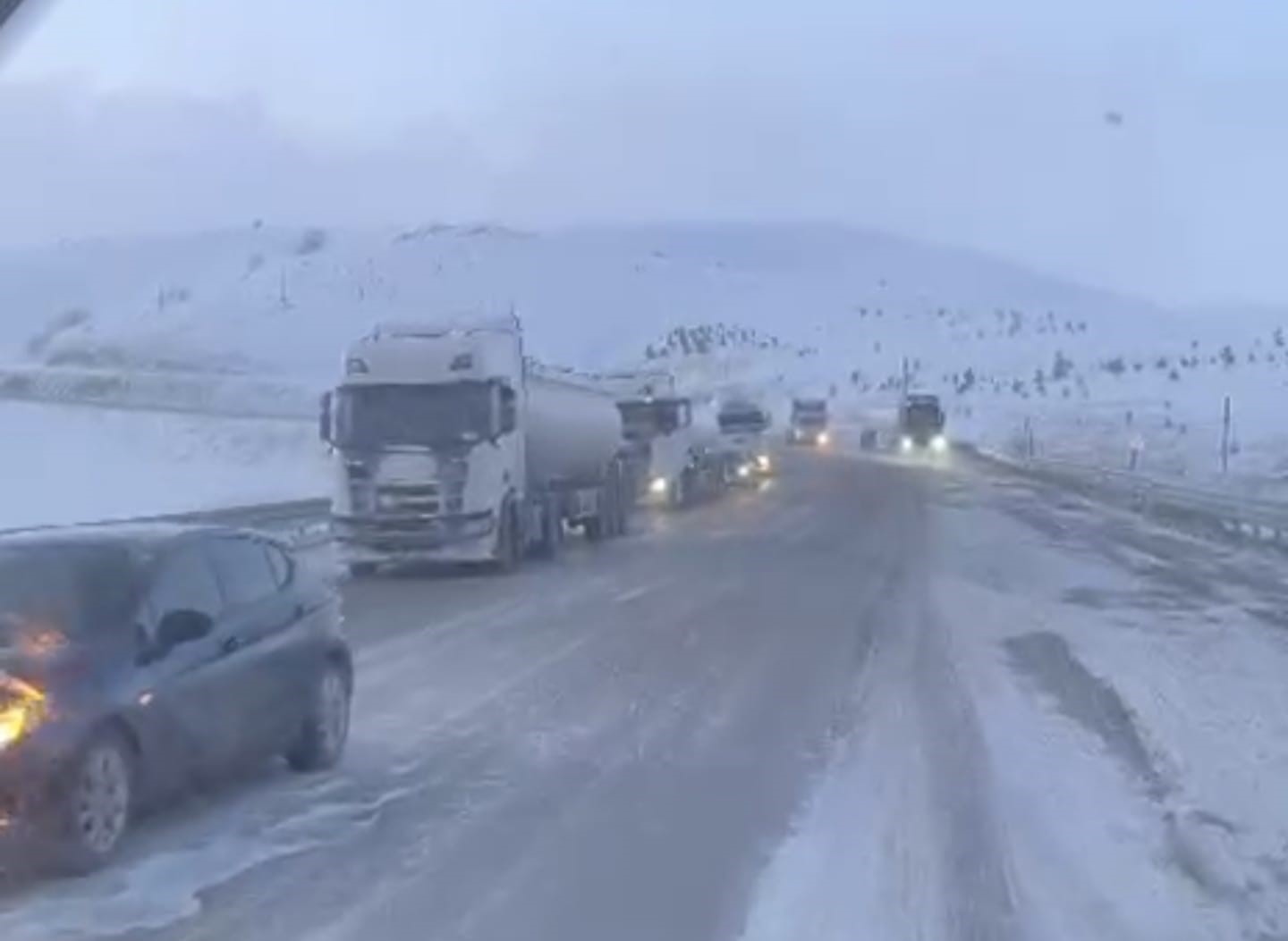 Kop Dağı Geçidi yoğun kar ve tipi nedeniyle ulaşıma kapandı
