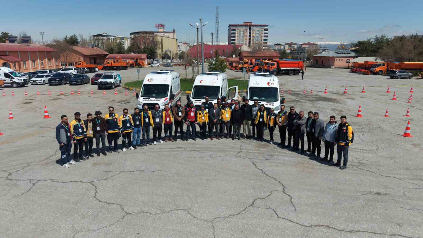 Ambulans sürücülerine sürüş eğitimi
