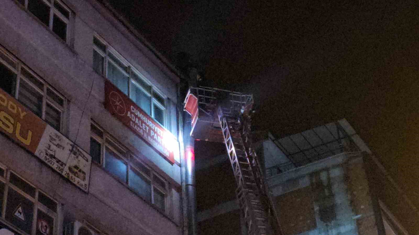 Elazığ’da bacadan yükselen yoğun duman korkuttu
