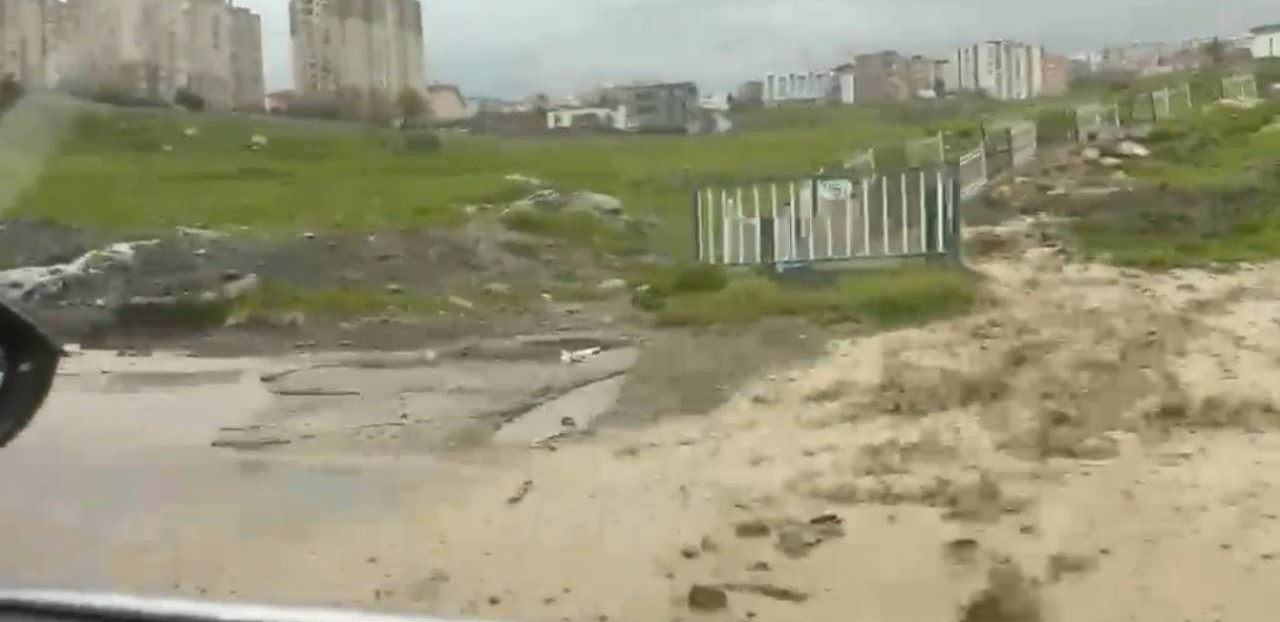 Afetin ortasında tehlikeli oyun: Çocuklar sel sularında oynadı
