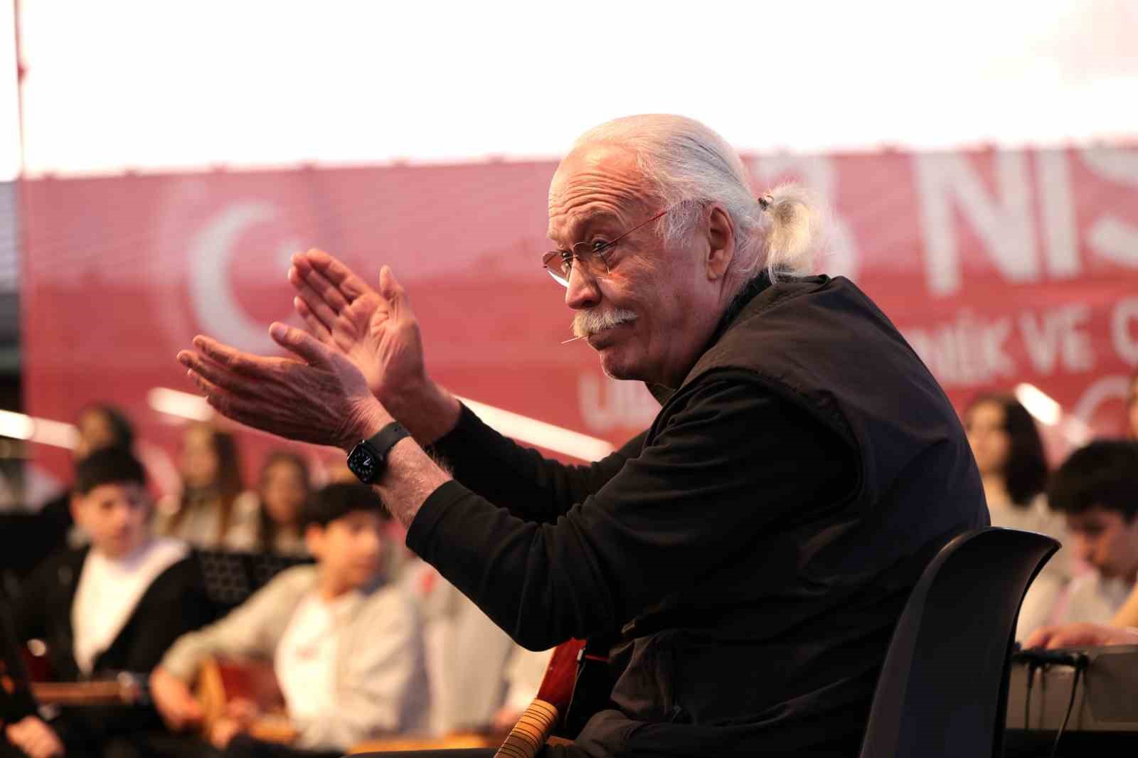 Usta sanatçı Cahit Berkay gençlerle aynı sahneyi paylaştı
