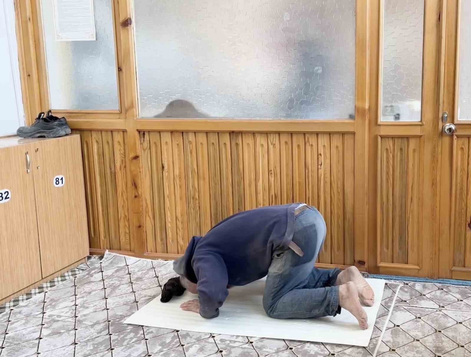 İnşaat işçisinden örnek davranış: Camiyi kirletmemek için nalburdan aldığı malzemenin üzerinde namazını kıldı
