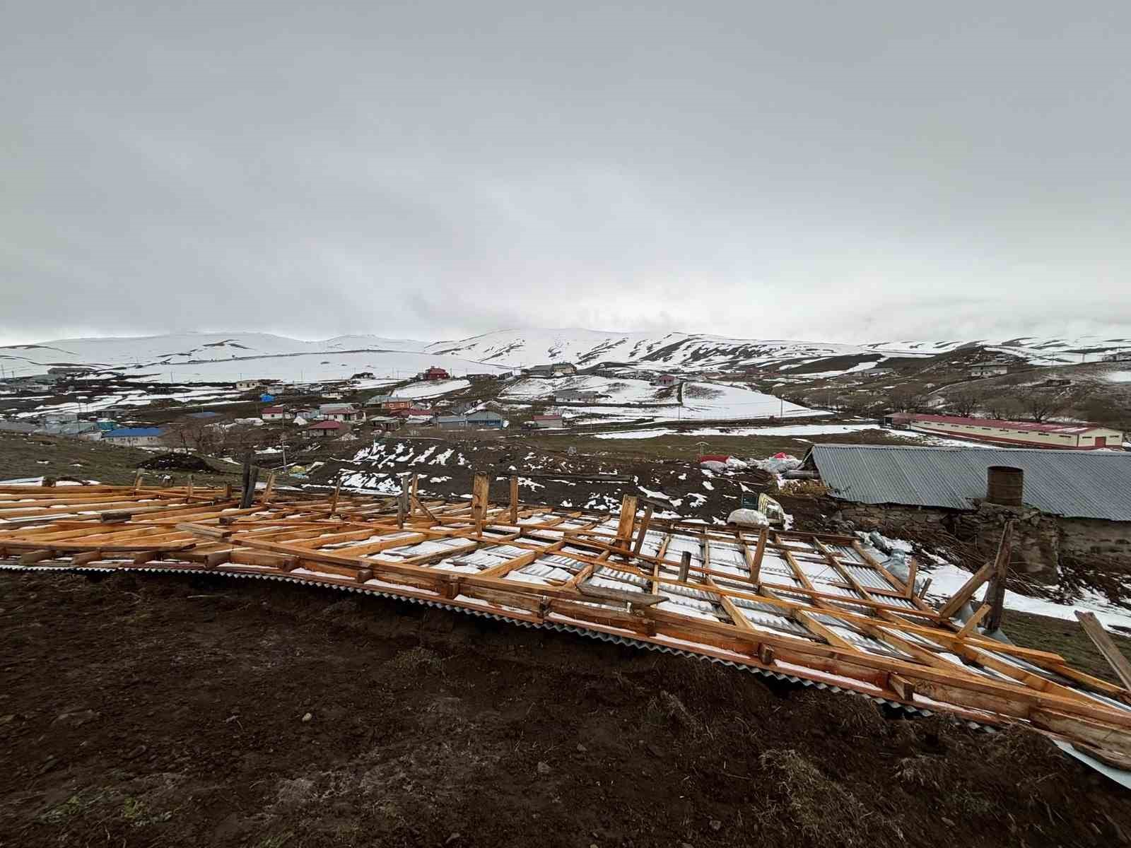Ardahan’da şiddetli rüzgar çatıları uçurdu
