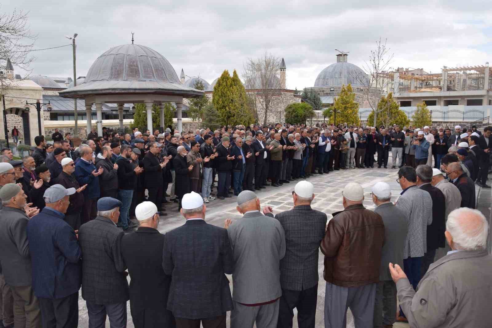 Karapınar’dan hacı adayları dualarla uğurlandı
