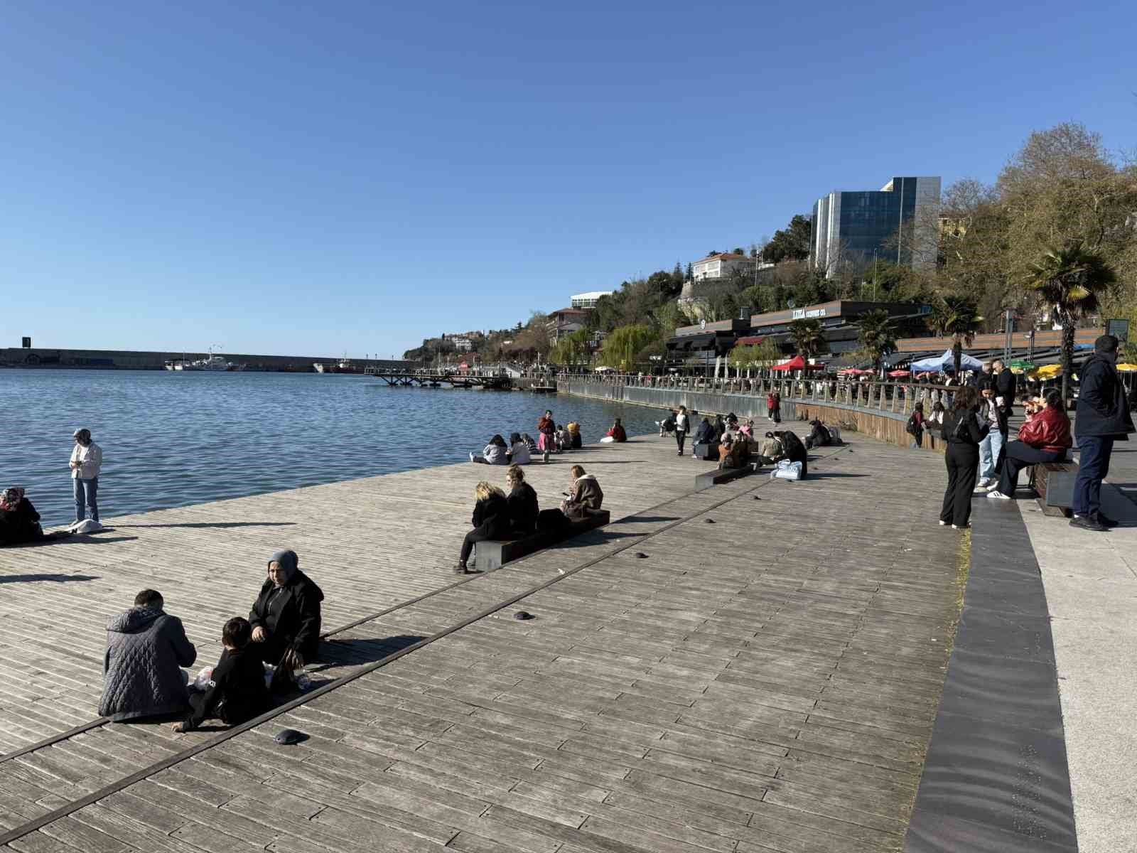 Güneş yüzünü gösterdi, Zonguldak’ta sahil şeridi hareketlendi
