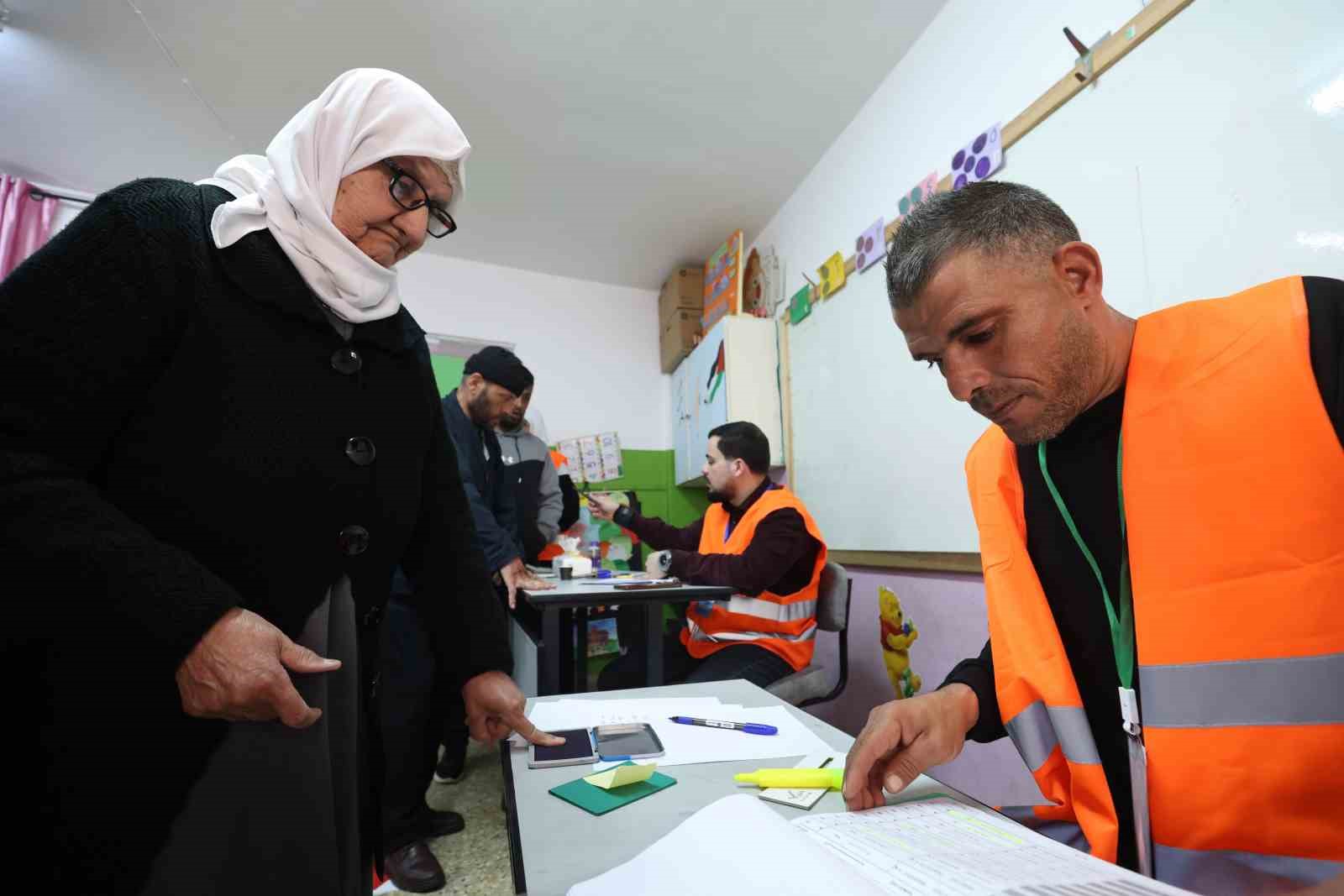 Filistin’de yıllar sonra yapılan seçimlerde "Abbas" üstünlüğü
