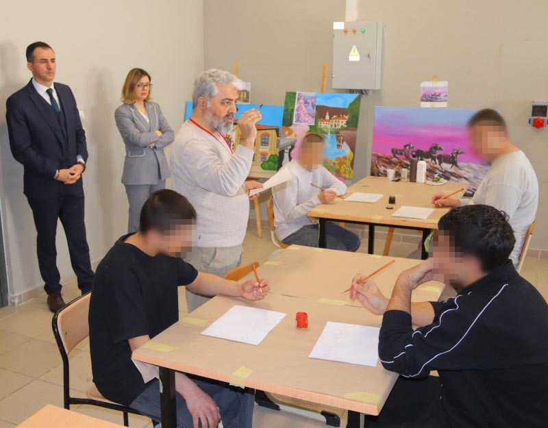 Çocuk ve genç mahkumlara hat sanatı süsleme çalışmaları tanıtıldı
