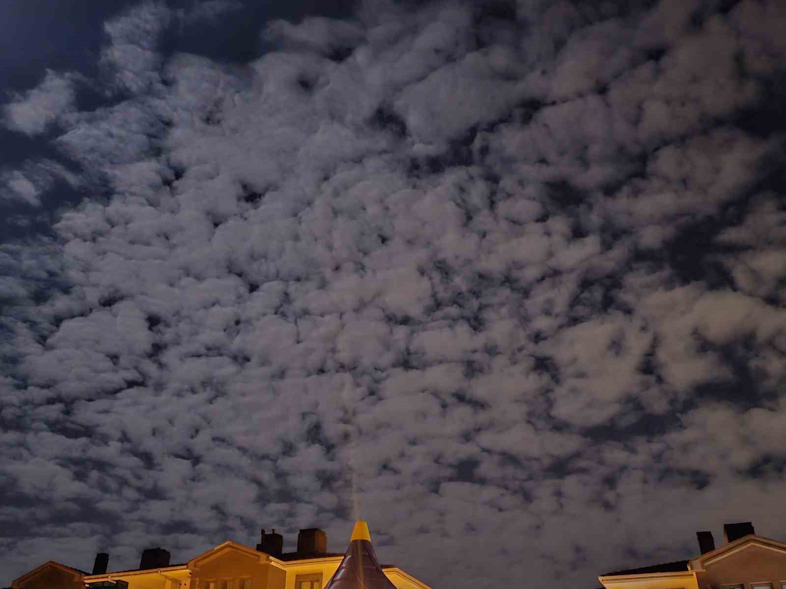 Geceyi aydınlatan doğa şöleni: Elazığ’da eşsiz bulut manzarası
