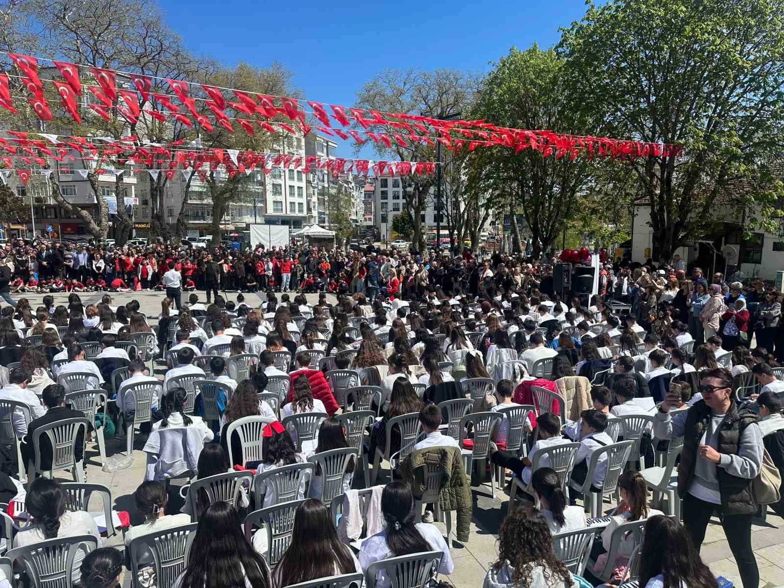 Sinop’ta maarifin kalbinde çocuk: 500 öğrenciden Türk marşları
