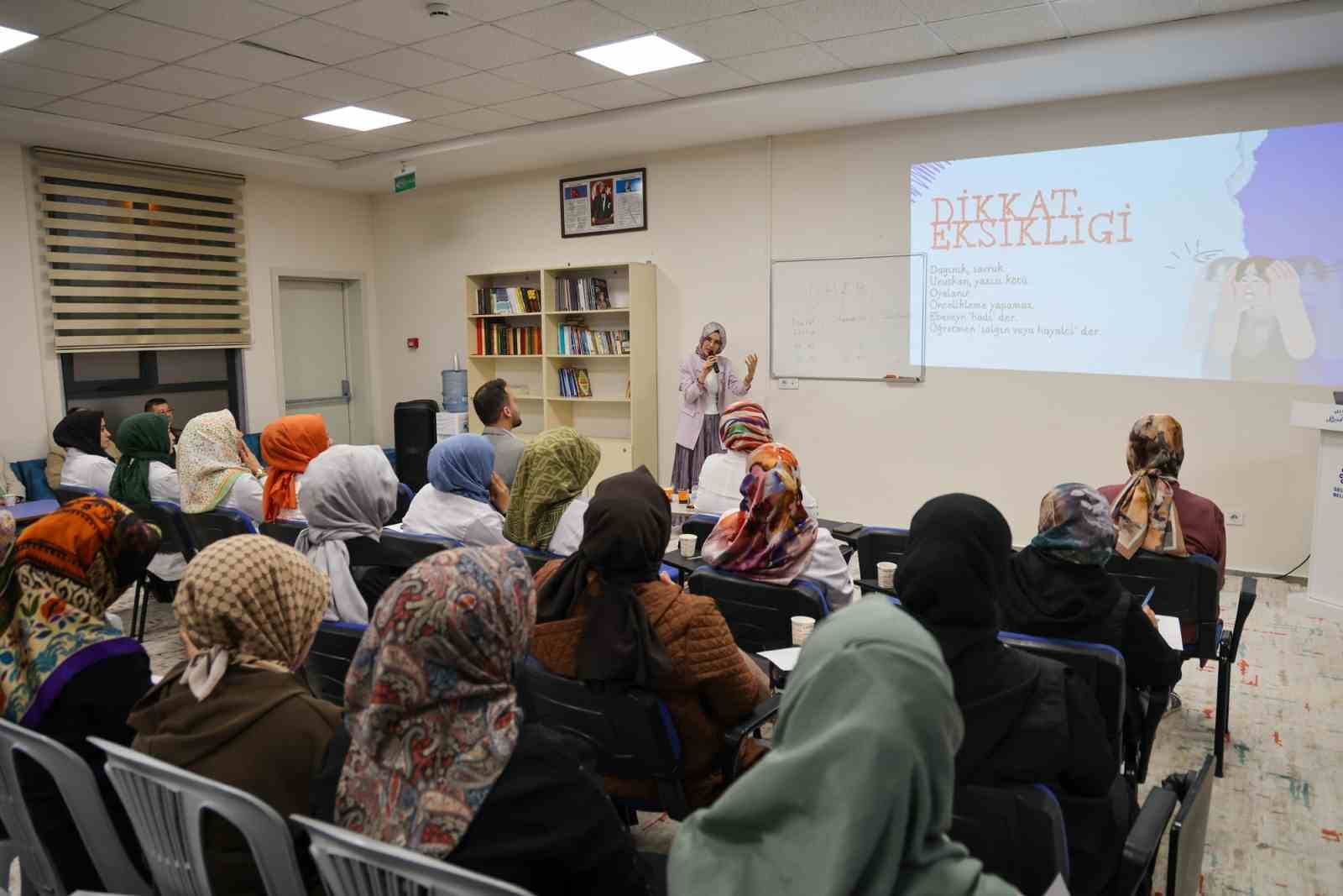 Hatice Hatun Mahalle Külliyesi Çocuk Mektebi’nde aileler eğitim seminerleri ile bilgilendiriliyor
