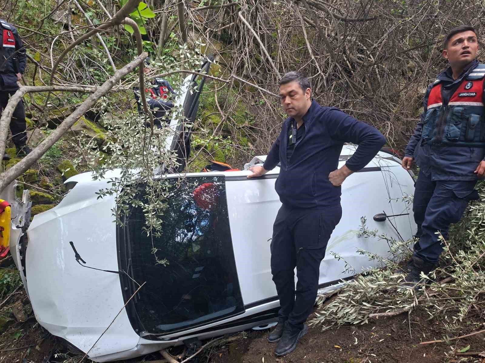 Ayvacık’ta otomobil uçuruma yuvarlandı, sürücü yaralandı
