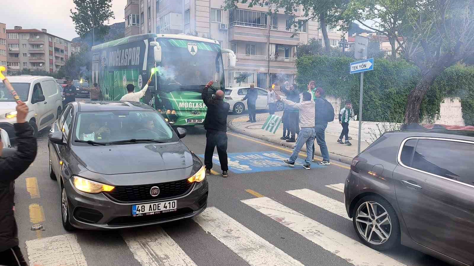 Muğlaspor’a taraftarlardan meşaleli karşılama
